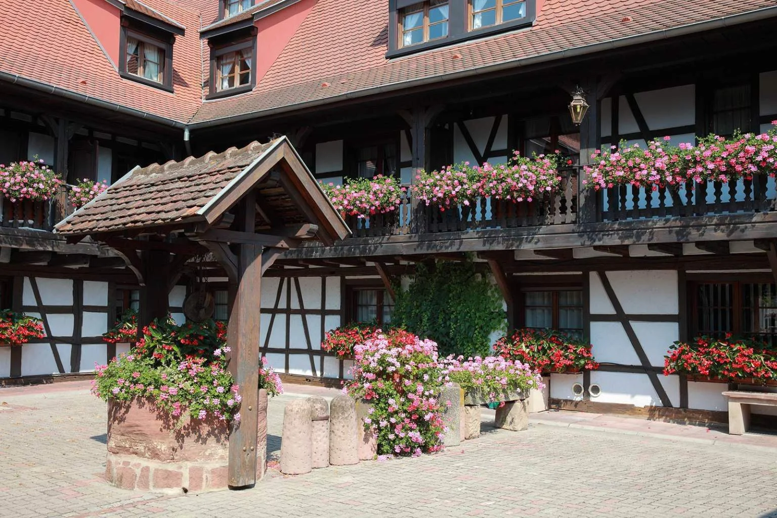 Cour intérieure de l'Hôtel Père Benoît et du Restaurant Steinkeller à Entzheim