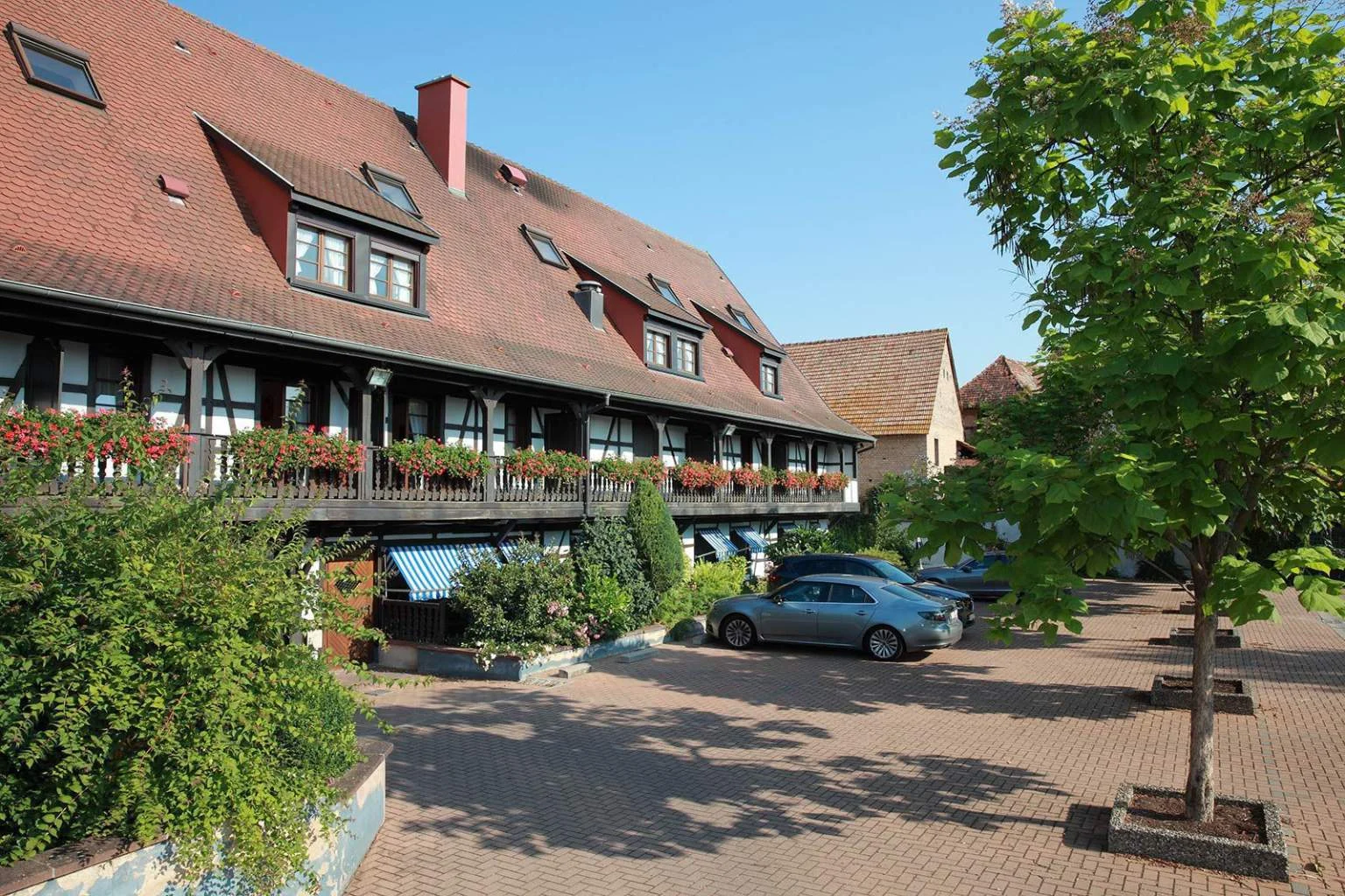 Parking intérieur gratuit de l'Hôtel Père Benoît et du Restaurant Steinkeller à Entzheim