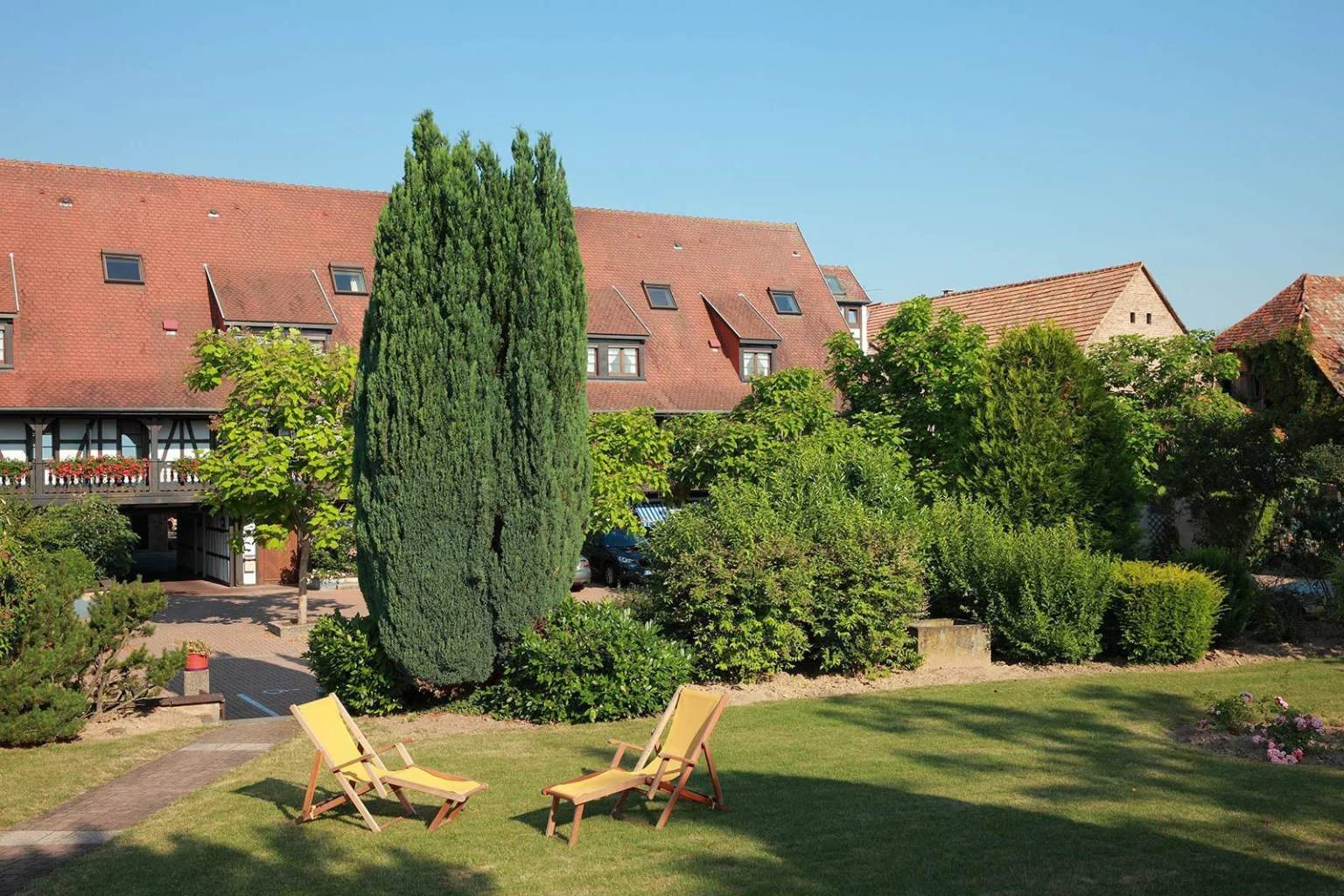 Espace extérieur de l'Hôtel Père Benoît et du Restaurant Steinkeller à Entzheim