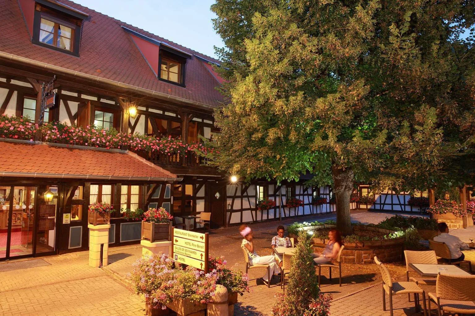 Terrasse extérieure de l'Hôtel Père Benoît et du Restaurant Steinkeller à Entzheim