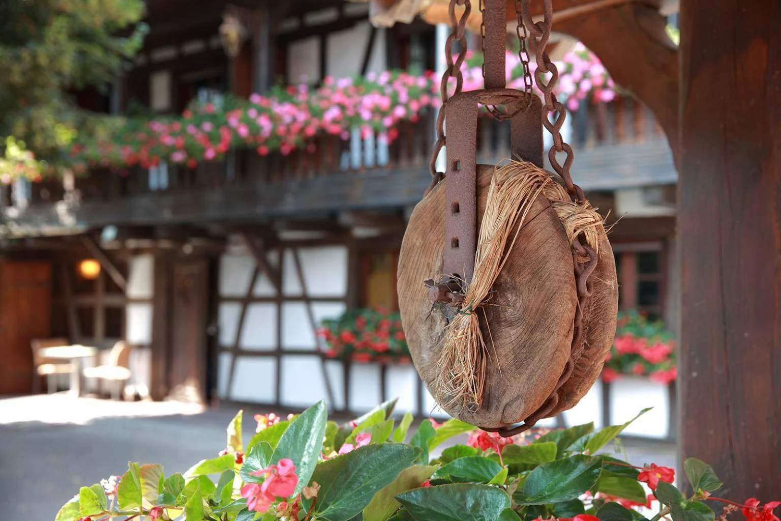 Puit extérieur dans le Jardin de Benoît, l'Hôtel Père Benoît et le Restaurant Steinkeller à Entzheim