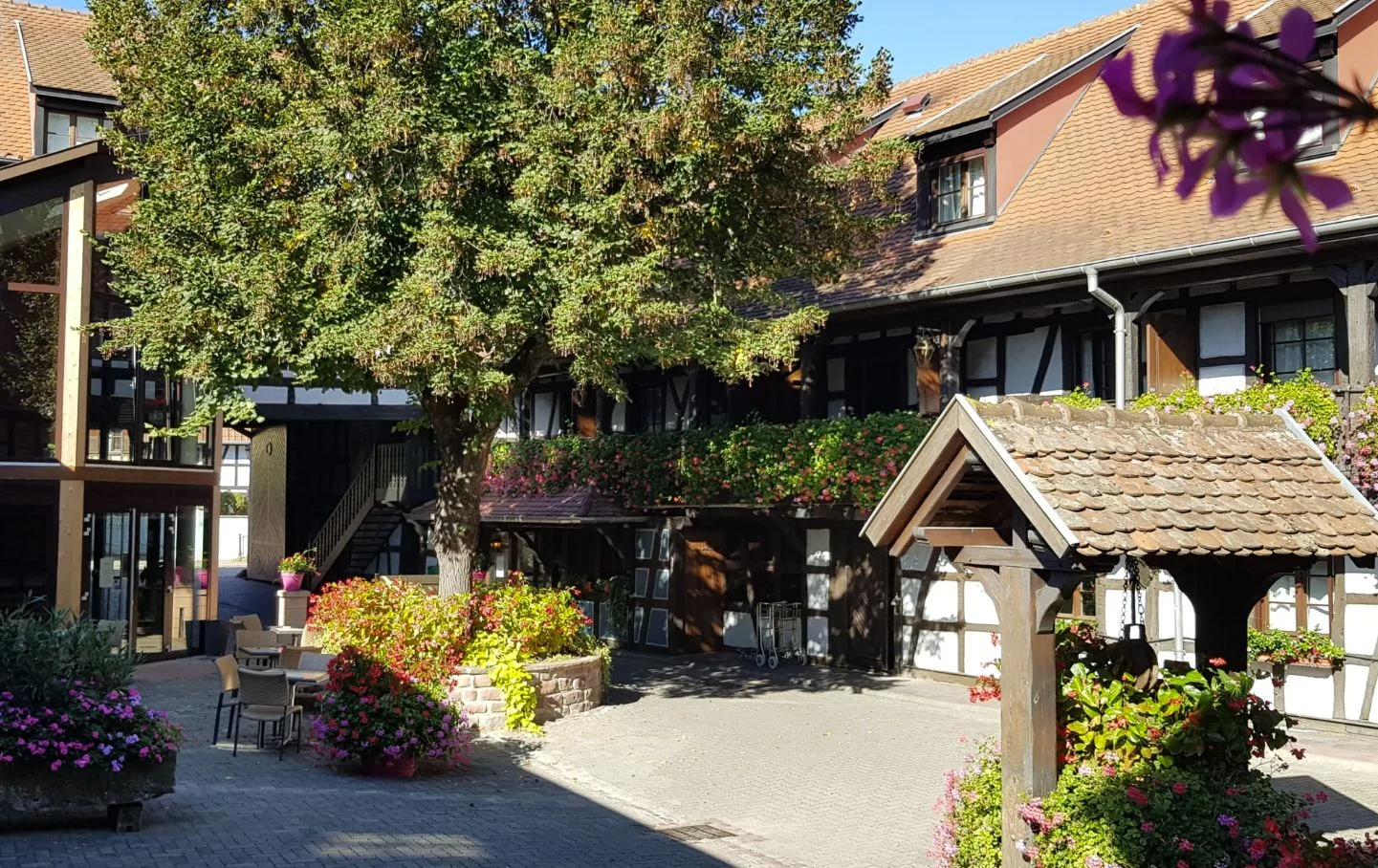 PB Exterieur Cour intérieure de l'Hôtel Père Benoît et du Restaurant Steinkeller à Entzheim