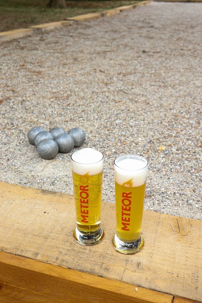 guinguette-jardin-benoit-petanque-biere Bières et boules de pétanque sur le terrain de la Guinguette Le Jardin de Benoît